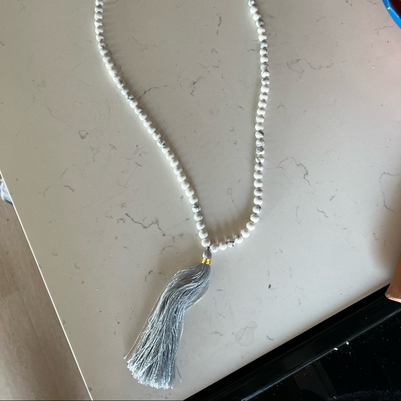 Howlite mandala crystal necklace - Picture 2 of 3